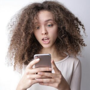 Realizez planuri de conținut, idei postări și materiale vizuale pentru social media